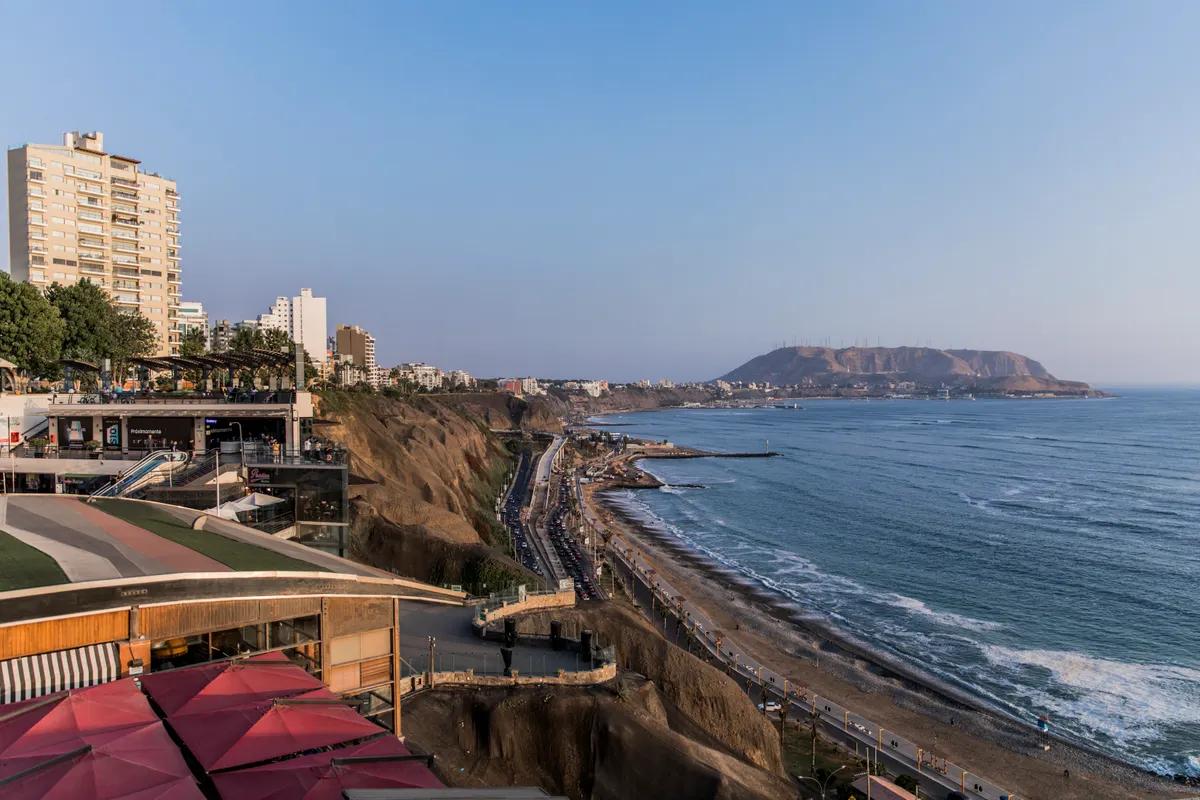 Costa de Miraflores, Lima, con el mar y los acantilados
