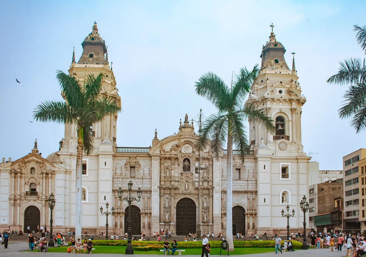 Catedral de Lima con palmeras bajo un cielo despejado