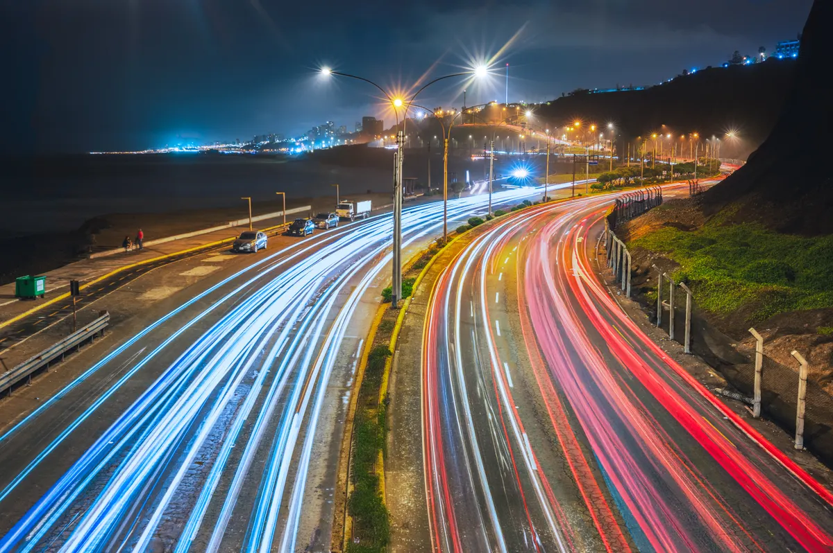 Estelas de luz de los autos en la Costa Verde de Lima, de noche