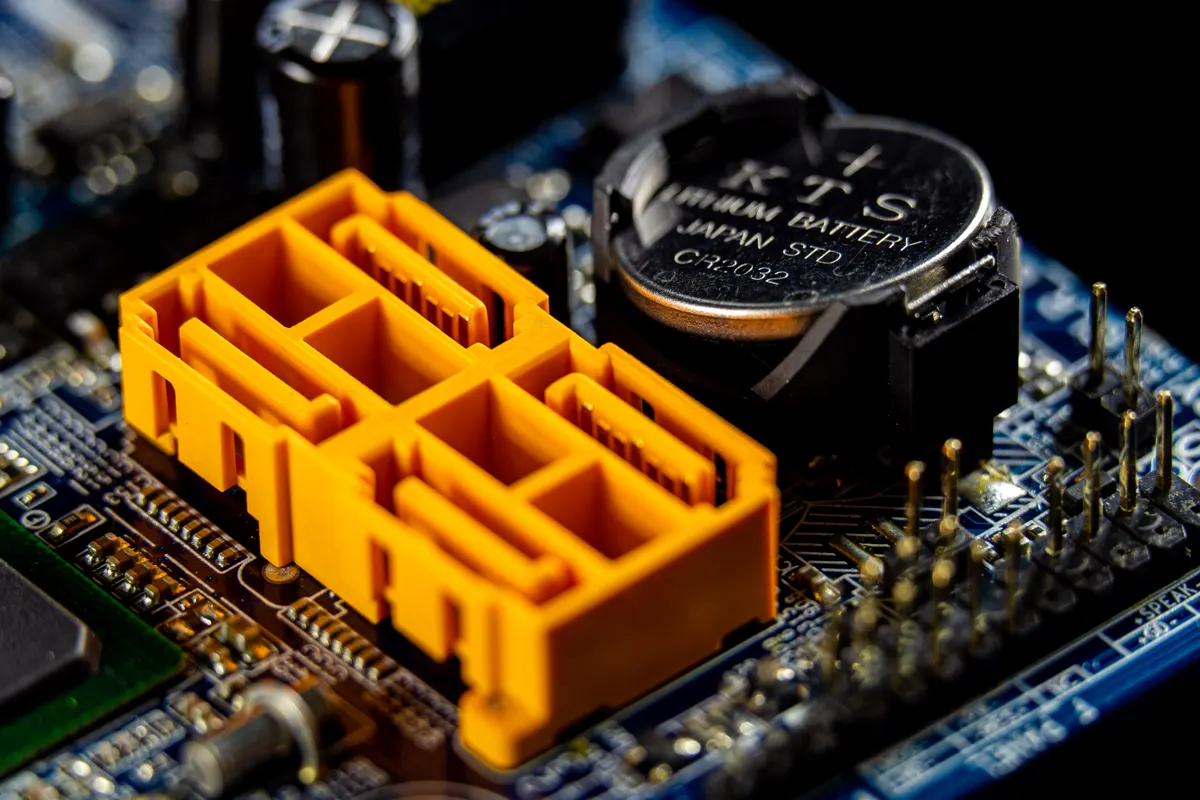 Detalle de una placa base con sus componentes